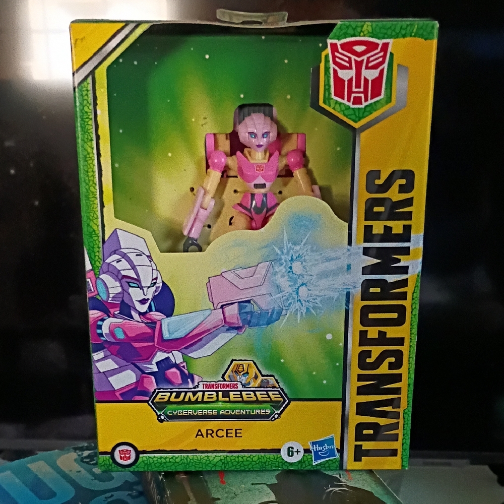 Hasbro Transformers Cyberverse Arcee Pink and Yellow Figure